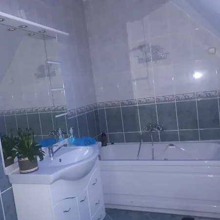 Baratsagos Haz Emelete 4*