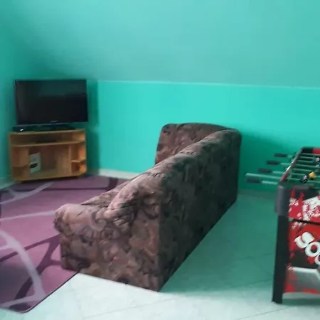 Baratsagos Haz Emelete